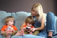 “Smartfonlar uşaqların sosial və emosional inkişafına təsir edir”