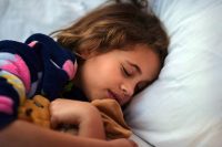 Uşaqların gecə 9-12 saat yatmağı tövsiyə olunur