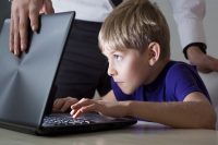 Uşaqların İnternetdən asılı olduğunu göstərən hallar